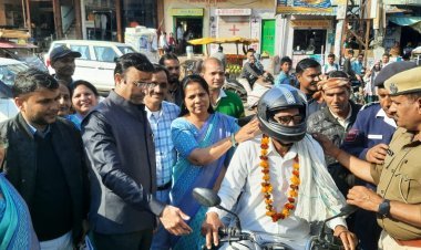 सड़क सुरक्षा यातायात नियमों की दी जानकारी हेलमेट वितरित किए