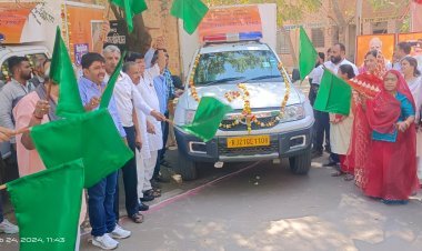 5 मोबाइल वेटेरिनरी वाहनो को हरी झंडी दिखाकर ग्राम स्तरीय पशु चिकित्सा के शिविरों के लिये वाहनों को किया रवाना