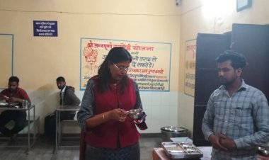 संभागीय आयुक्त डॉ प्रतिभा सिंह ने अन्नपूर्णा रसोई का किया औचक निरीक्षण