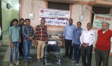 महावीर इंटरनेशनल द्वारा व्हील चेयर की भेंट।