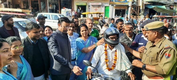 सड़क सुरक्षा यातायात नियमों की दी जानकारी हेलमेट वितरित किए