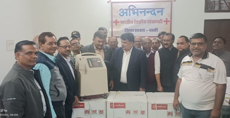 फिल्म प्रोड्यूसर ने 12 ऑक्सीजन कंसंट्रेटर मशीने की भेंट।