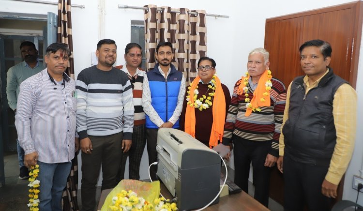 पाली में पदौन्नति पर पुष्प एवम इकलाई पहनाकर दी बधाई
