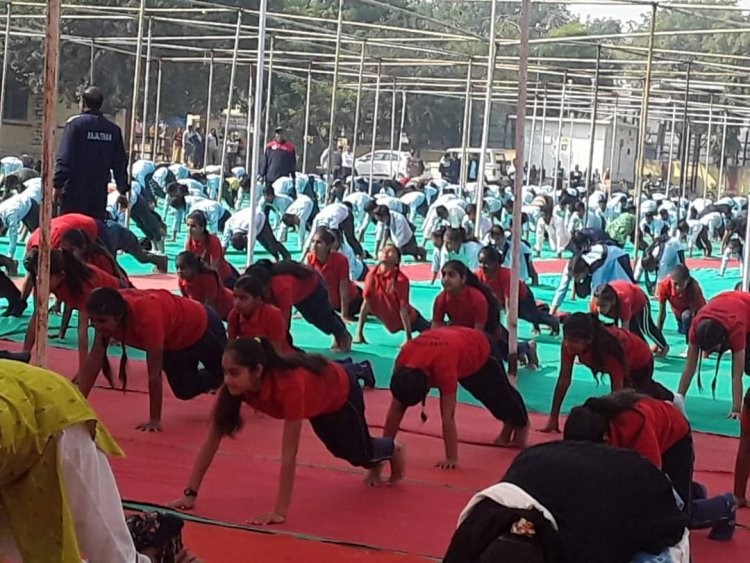 छात्र छात्राओं ने किया सूर्य नमस्कार