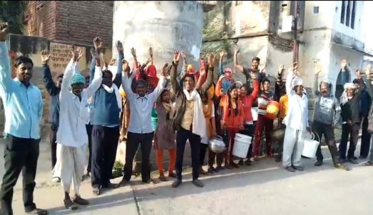 गर्मी शुरू होते ही गांव में छाया जल संकट ग्रामीणों ने किया प्रदर्शन