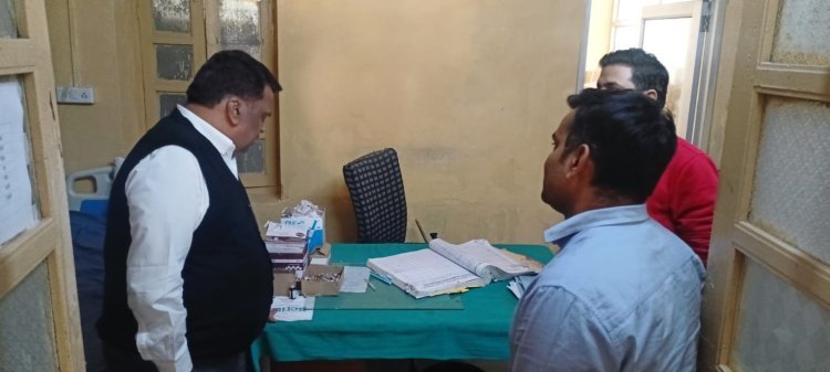जिला कलेक्टर ने सामुदायिक स्वास्थ्य केंद्र - पुलिस थाना व सब ट्रेजरी का  किया औचक निरीक्षण