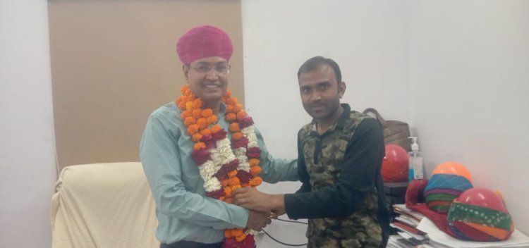 नवनियुक्त सीएमएचओ का माला व साफा पहनाकर किया सम्मान
