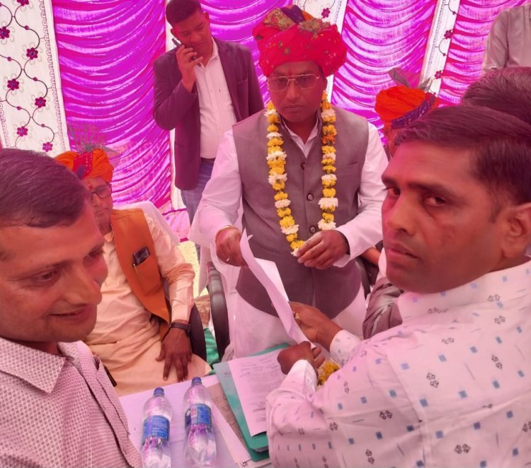 सीसी रोड़ व हैंड़पंप लगाने की मांग को लेकर सिकराय विधायक को सौंपा ज्ञापन