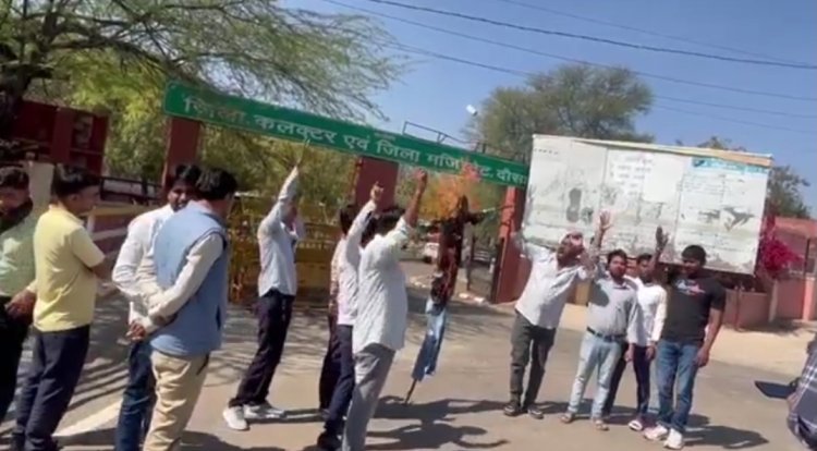 शासन प्रशासन का पुतला दहन कर युवाओं ने किया प्रदर्शन 10वें दिन भी जारी रहा धरना