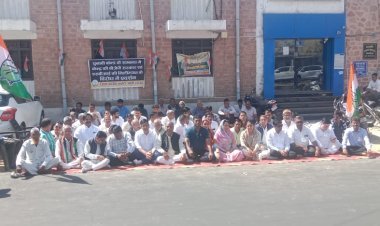 पाली जिला कांग्रेस कमेटी के जिलाध्यक्ष अजीज दर्द के नेतृत्व मे धरना देकर विरोध प्रदर्शन