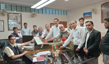 सचिन के परिवार को आवास व नौकरी और मुआवजे की मांग को लेकर मुख्यमंत्री के नाम सौंपा ज्ञापन