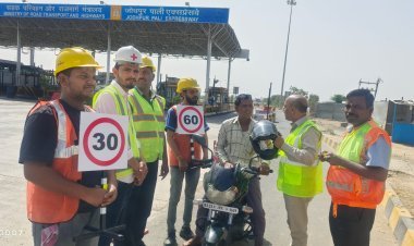 वाहन चालकों को सड़क सुरक्षा नियमों की दी जानकारी ।