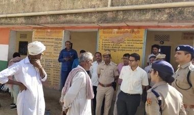 जिला कलेक्टर ने विधानसभा क्षेत्र में भंडाना के मतदान केंद्र संख्या 86 व 87 का किया निरीक्षण