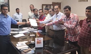 सीएम के नाम पत्रकारों ने कलक्टर को सौंपा ज्ञापन