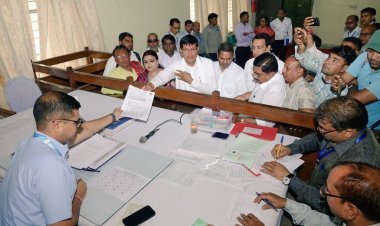 नामांकन भरने के अंतिम दिन कांग्रेस और बीजेपी सहित निर्दलीय प्रत्याशियों ने दाखिल किए नामांकन