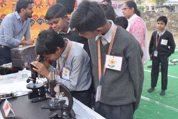 पुस्तक मेले के दूसरे दिन शनिवार को कई विद्यार्थियों और समुदाय के लोगों ने लिया भाग
