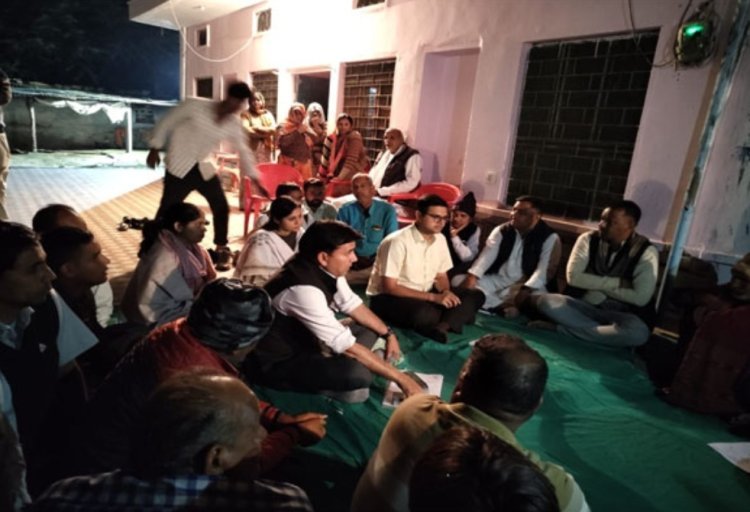 मृतक सचिन शर्मा के घर पहुंचे कलक्टर परिजनों को दी सांत्वना