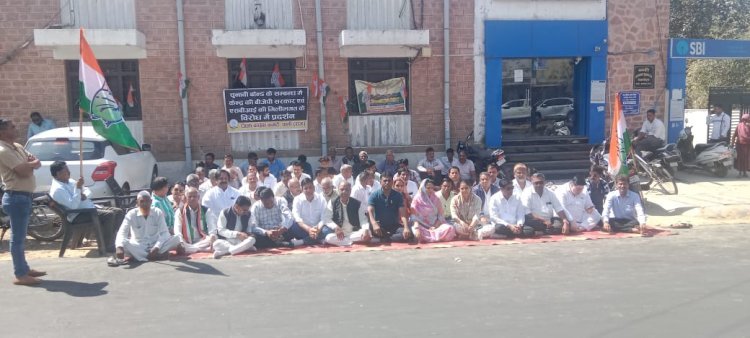 पाली जिला कांग्रेस कमेटी के जिलाध्यक्ष अजीज दर्द के नेतृत्व मे धरना देकर विरोध प्रदर्शन