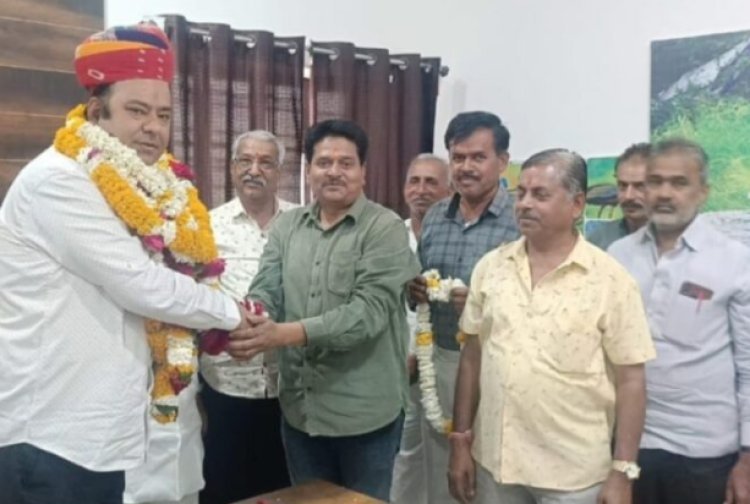 देसूरी उपखंड अधिकारी विवेक व्यास का मारवाड़ी परंपरागत साफा व माल्यार्पण कर ग्रामीणों ने किया भव्य स्वागत।