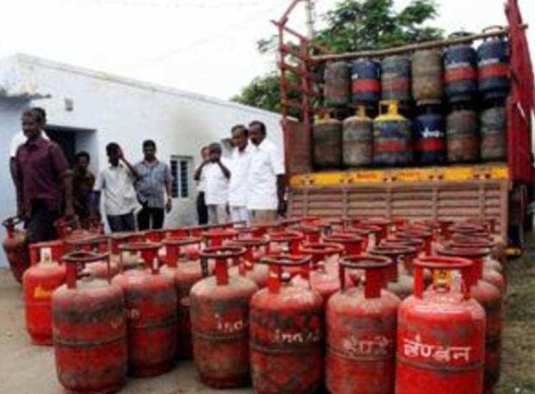 BREAKING सरकार ने घरेलू गैस सिलेंडर के दाम 100 रुपए घटाए !