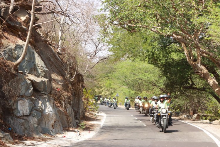 दल हेलमेंट पहनकर हुआ रवाना - पर्यावरण संरक्षण एवं जागरूकता  हेतु दो दिवसीय बुलेट एडवेंचर ट्रिप का सफर