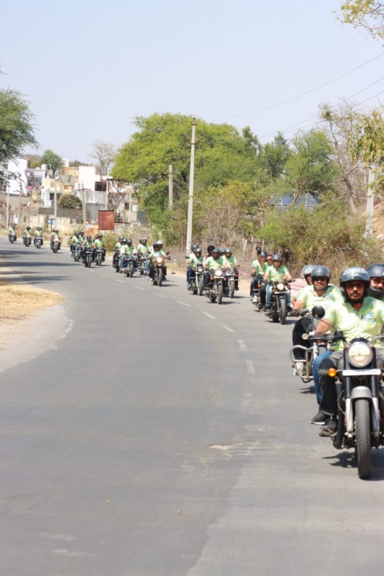 दल हेलमेंट पहनकर हुआ रवाना - पर्यावरण संरक्षण एवं जागरूकता  हेतु दो दिवसीय बुलेट एडवेंचर ट्रिप का सफर