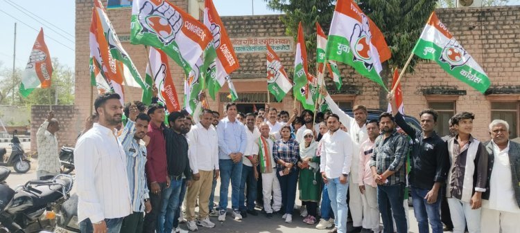 देश में बढ़ती बेरोजगारी से युवा पलायन कर रहे  युवा त्रस्त है