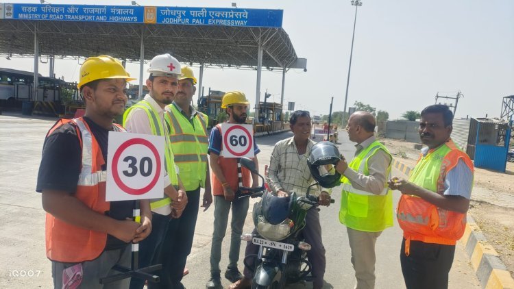 वाहन चालकों को सड़क सुरक्षा नियमों की दी जानकारी ।