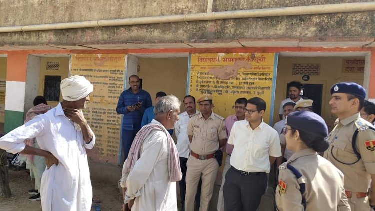 जिला कलेक्टर ने विधानसभा क्षेत्र में भंडाना के मतदान केंद्र संख्या 86 व 87 का किया निरीक्षण