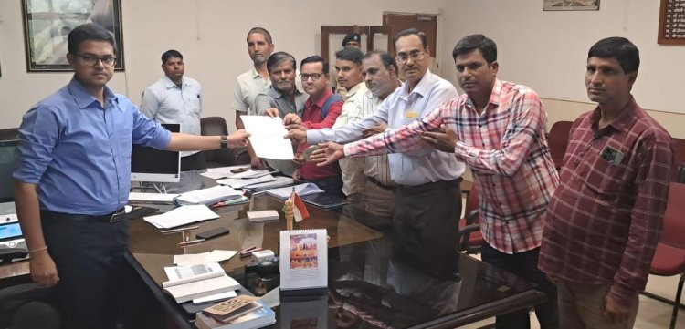 सीएम के नाम पत्रकारों ने कलक्टर को सौंपा ज्ञापन