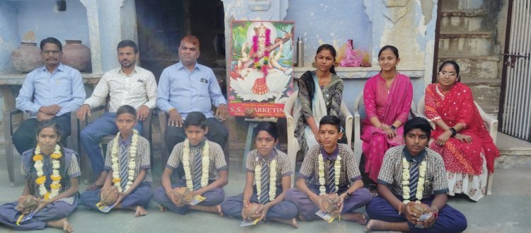 विवेकानंद शिशु सदन उच्च प्राथमिक विद्यालय सवराड़ के 8वीं कक्षा के विद्यार्थियों को शुभकामनाएं के साथ विदाई दी गई।