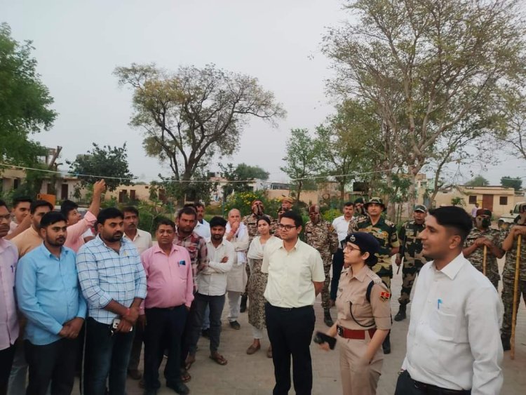 महवा कस्बा और ग्रामीण क्षेत्रों में फ्लैग मार्च निकालकर लोगों को भयमुक्त मतदान करने का दिया संदेश