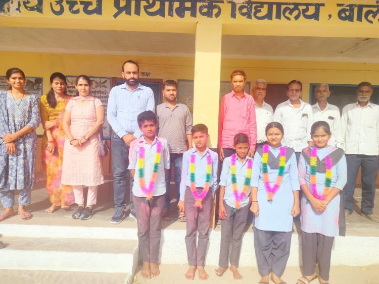 नगद पुरस्कार से विद्यार्थियों के खिले चेहरे  