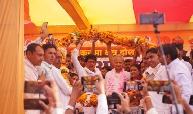 कांग्रेस प्रत्याशी मुरारीलाल मीणा के समर्थन में पूर्व सीएम गहलोत ने गीजगढ़ में चुनावी सभा को किया संबोधित