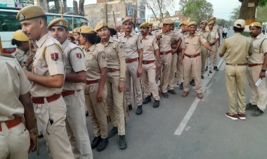 शहर के प्रमुख मार्गो से होकर पुलिस बीएसएफ होमगार्ड जवानों ने निकाला फ्लैग मार्च