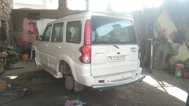 कंटालिया ग्राम में गेराज में खड़ी स्कार्पियो के टायर चोरी।