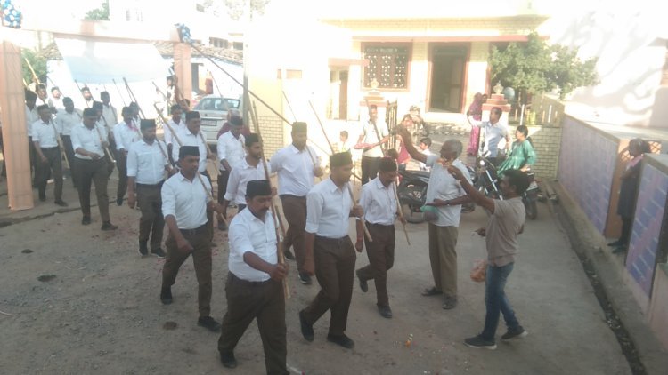 कदम से कदम मिलाकर निकाला पथ संचलन।