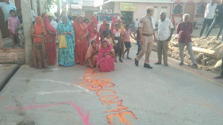 कदम से कदम मिलाकर निकाला पथ संचलन।