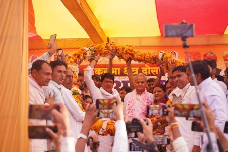 कांग्रेस प्रत्याशी मुरारीलाल मीणा के समर्थन में पूर्व सीएम गहलोत ने गीजगढ़ में चुनावी सभा को किया संबोधित
