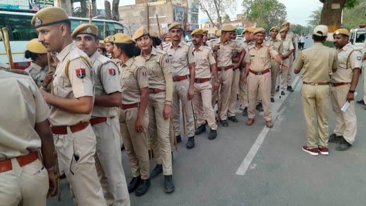 शहर के प्रमुख मार्गो से होकर पुलिस बीएसएफ होमगार्ड जवानों ने निकाला फ्लैग मार्च