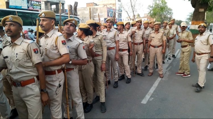मौखिक आदेशों की उड़ी धज्जियां पुलिस के फ्लैग मार्च में पहुंचे नाम मात्र होमगार्ड