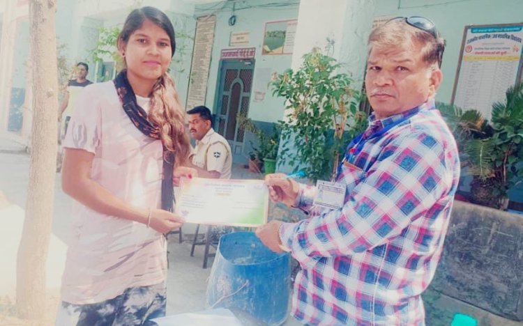 हैप्पी ऑवर में मतदाताओं को मतदान केंद्रों मिला सर्टिफिकेट