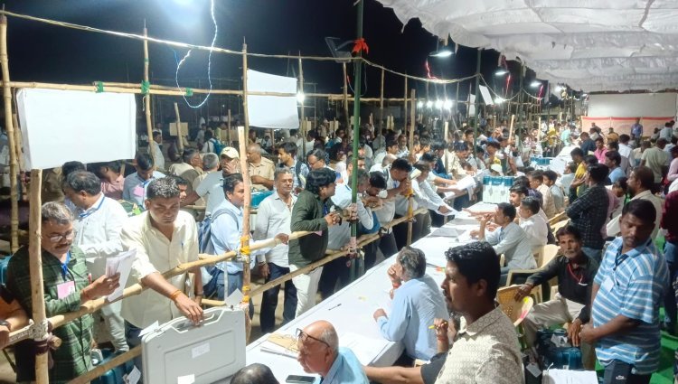 पुलिस सुरक्षा के बीच जमा हुई ईवीएम मशीन