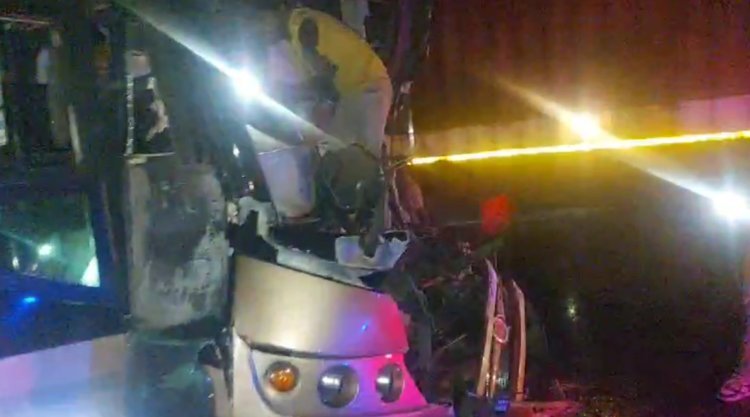 बस-ट्रक की हुइ भिड़ंत एक की मौत' 7 हुए घायल