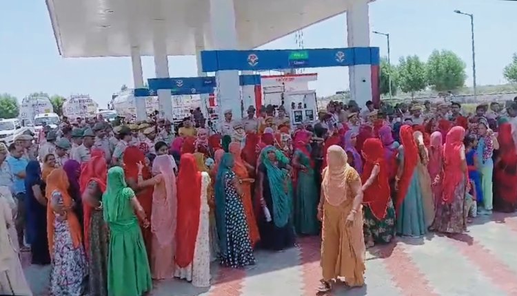बदमाशो ने डीजल भरवाकर बिना पैसे दिए गाडी दौड़ाई दी पैट्रोल पंप कर्मी की हुई मौत परिजनों का आक्रोश पुलिस जाप्ता सहित पहुंचा मौके पर
