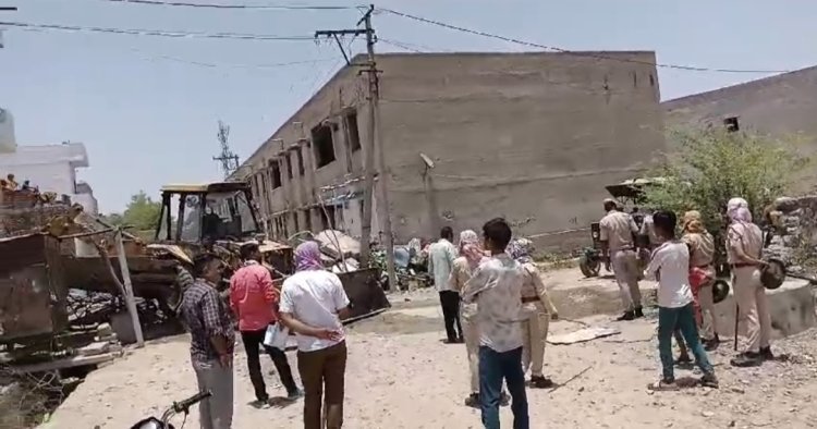 पुलिस की मोजुदगी में हटाया गया अवैध अतिक्रमण