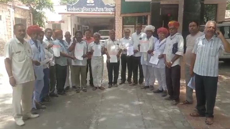 हत्याकांड की उच्च स्तरीय मांग को लेकर प्रजापत समाज ने पाली एसपी को सोपा ज्ञापन।