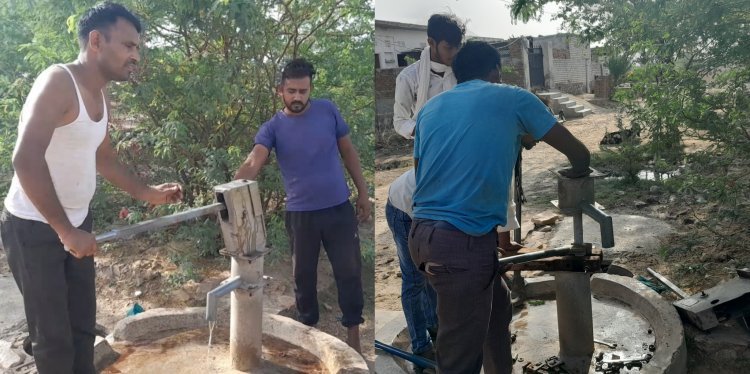 खबर का हुआ असर.. जलदाय विभाग की टीम ने सुधारा हैंडपंप दूर हुई पेयजल की किल्लत