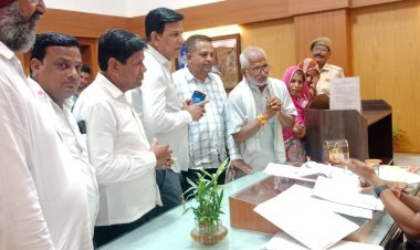 कांग्रेसजनों ने मुख्यमत्री के नाम जिला कलेक्टर को सौंपा ज्ञापन