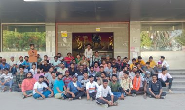 2 महीने का मानदेय बकाया रहने के कारण नगर परिषद के ड्राइवर - हेल्पर बैठे हड़ताल पर